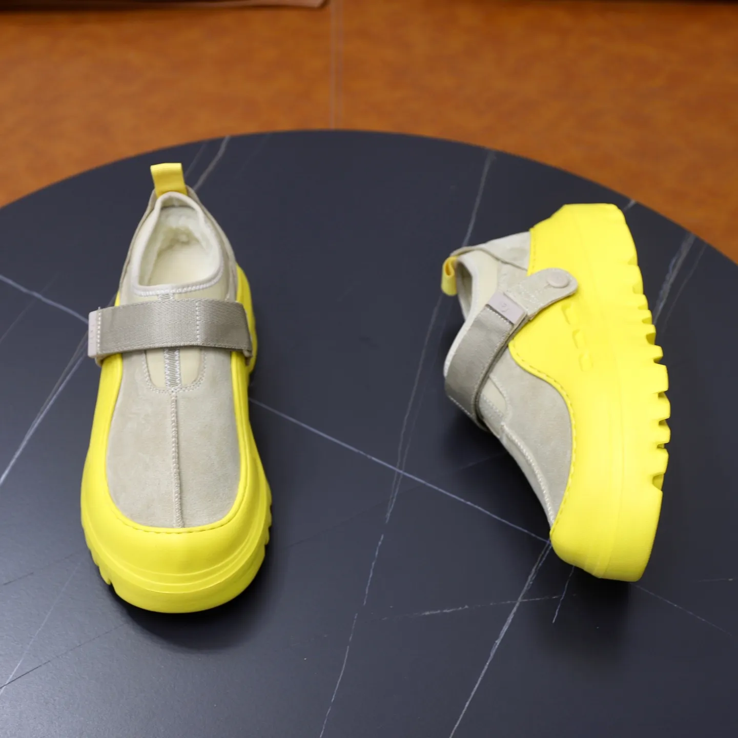 Ex-factory price: 580 for couples👫💰Thick wool imported from Australia Brand: UGG genuine purchasing agent Size: 35-45 (45 customized) Grade: Official website 1:1 Material: First layer of genuine leather waterproof and antifreeze upper Real wool lining Original non-slip and wear-resistant outsole Style category: Men's casual shoes Trendy style Comfortable on the feet Color: Official website color synchronization